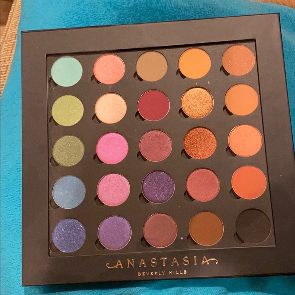 Anastasia Beverly Hills 25 Full Size Well Palette